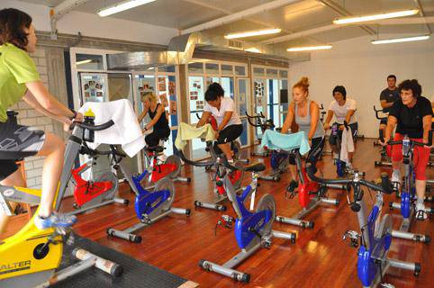 Igeriketa eta fitness ikastaro ugari izango dira udan eta izen ematea ostiralera arte dago zabalik