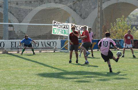 Giro ederra eta eguraldia lagun atzo Amnistiaren aldeko futbito txapelketan