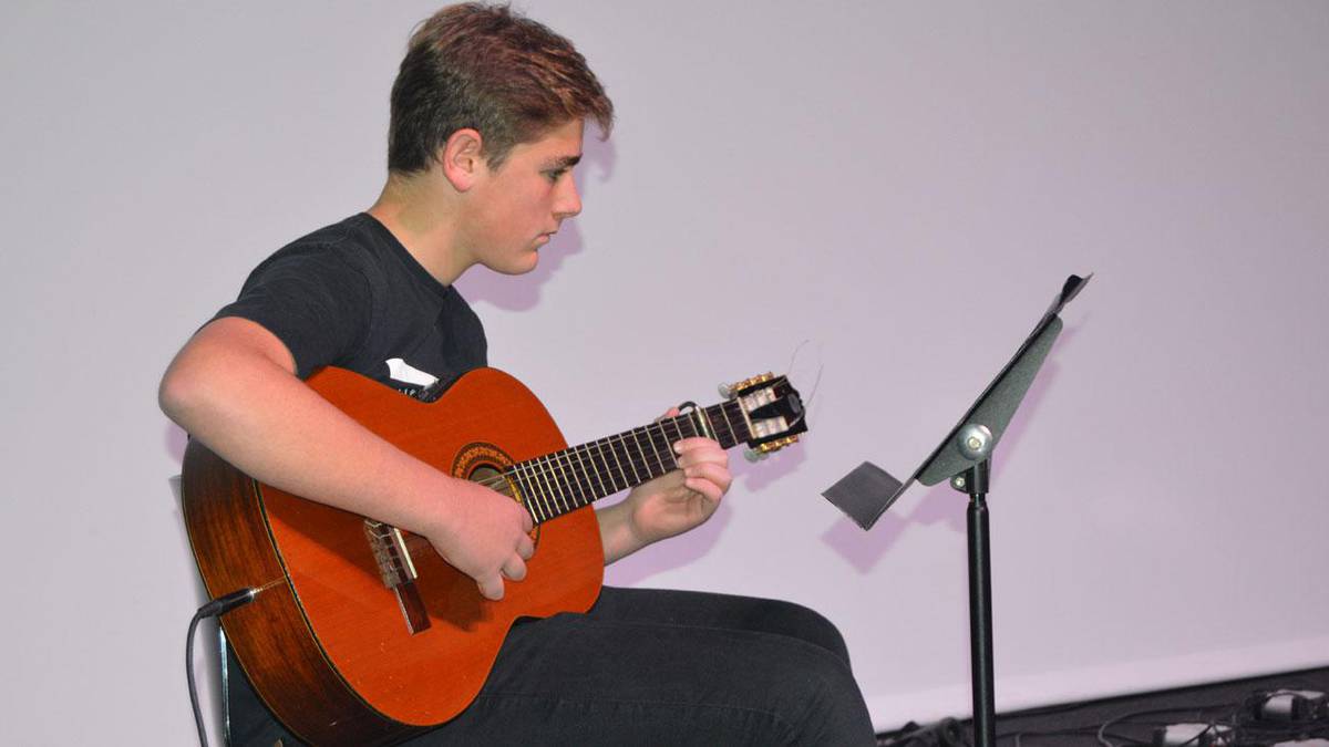 Izena eman daiteke gitarra ikastaroetan