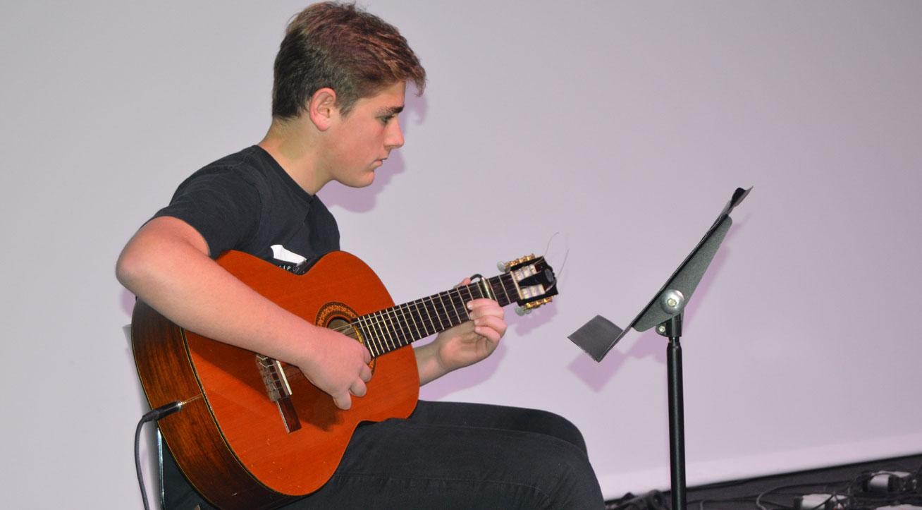 Gitarra jotzen ikasteko  izenematea, Kantuz Eskolan