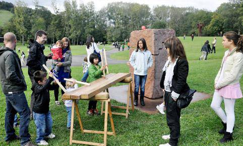 Ehundaka bisitarirekin ospatu zuten atzo hamargarren urteurrena Chillida-Lekun