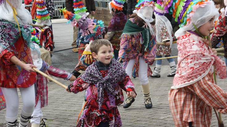 Astigar dantza taldeak kale eta auzoak girotu zituen igandean