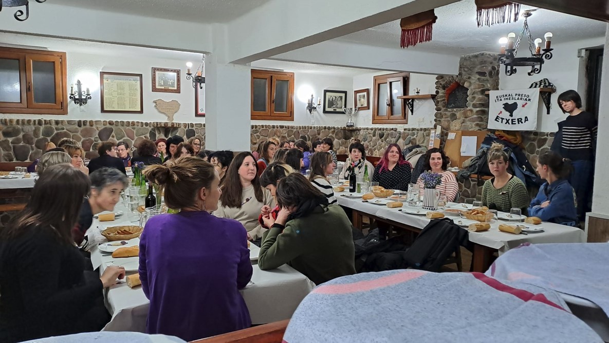 Giro ederra izan zuten ereñotzuarrek ostiral iluntzean, Ur Mia elkartean