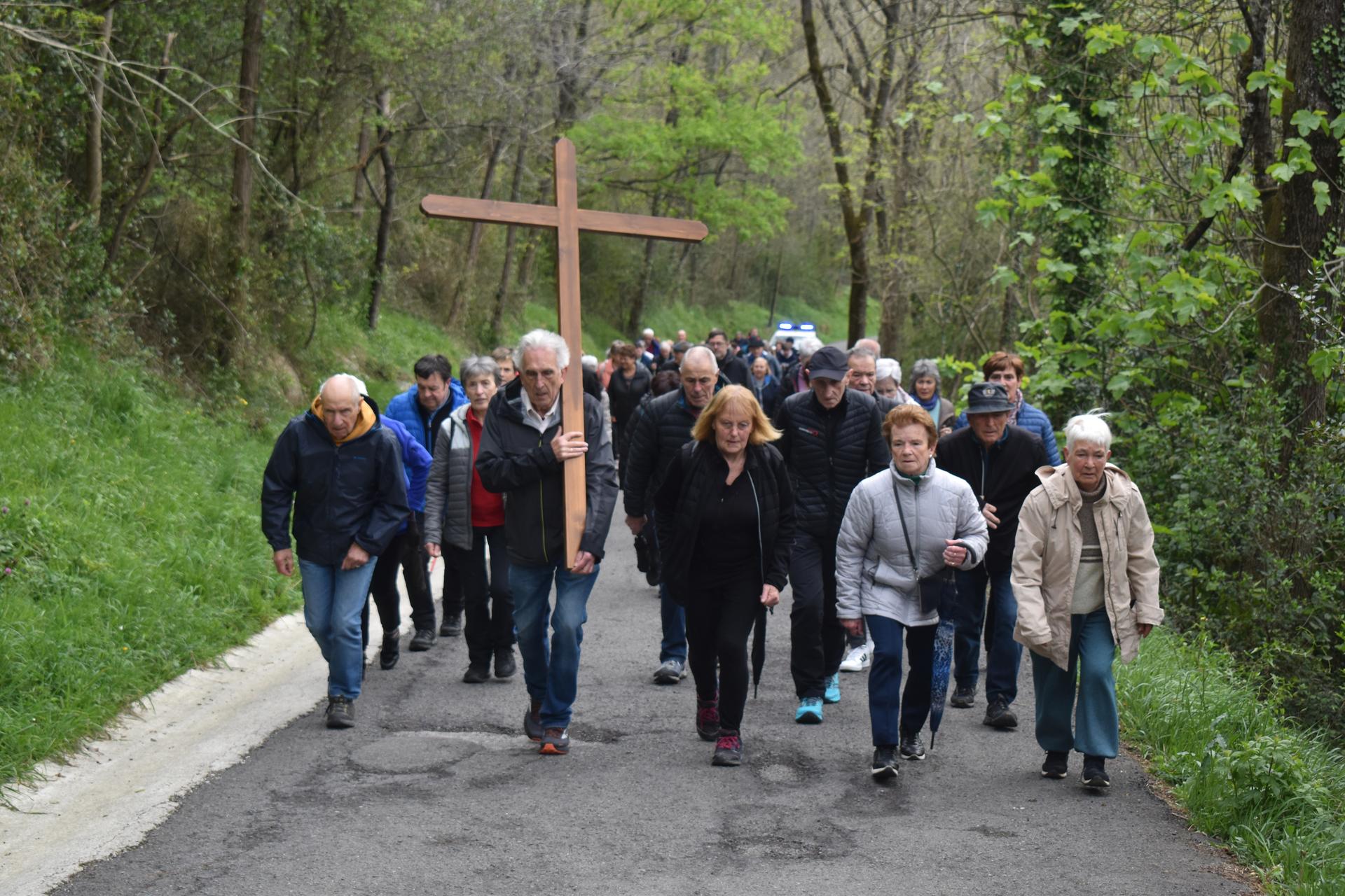 Guruzbidea osatuko dute kristau fededunek gaur goizean, Hernanitik Santa Barbarako ermitara