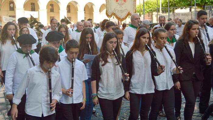 Diana eta kontzertu bana, txistu eta musika bandek