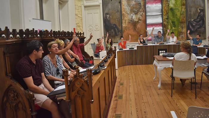Zinegotzien ordainsari eta dedikazioen aldaketa onartuta, eztabaidarekin