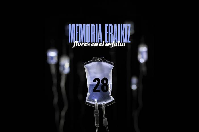 Memoria eraikiz-Flores en el asfalto