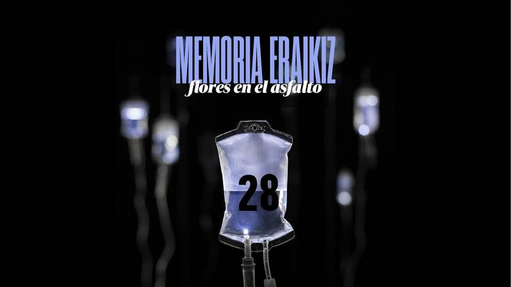 Memoria eraikiz-Flores en el asfalto