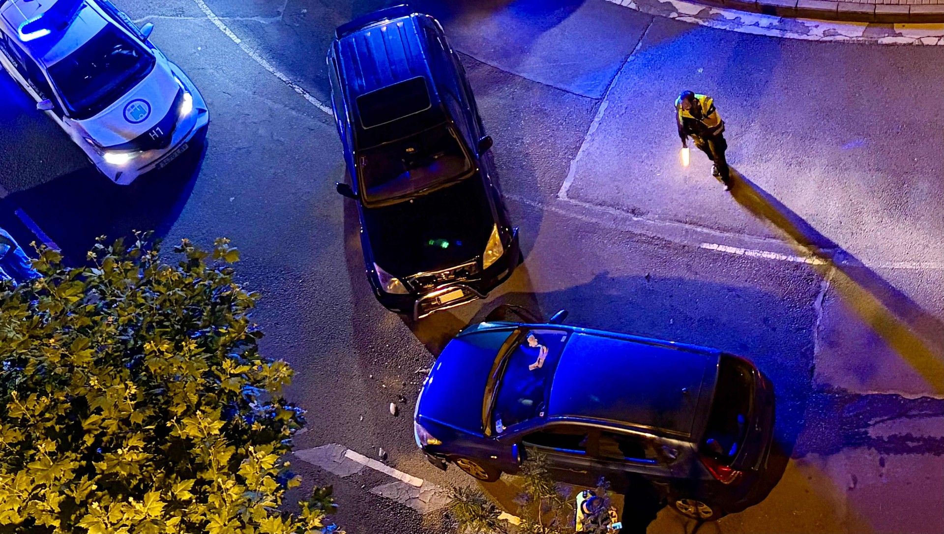 Bi kotxek aurrez aurre jo zuten atzo gauean, Kronika parean