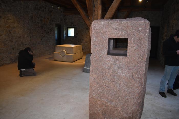 Harri-orri-ar jokoa, 'Harri, Lurra, Huts' erakusketa bihurtu da Chillida Lekuko Zabalaga baserrian