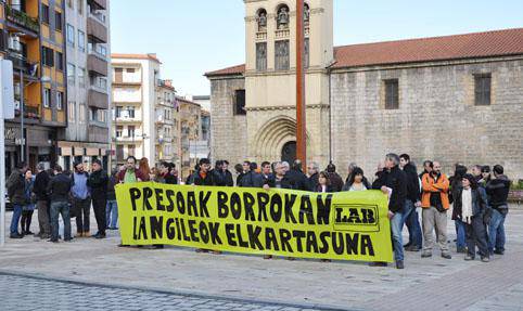 Eskualdeko 90 bat kidek kontzentrazioa egin zuten atzo Zinkoenean, euskal preso politikoen borrokaldiarekin bat eginda.
