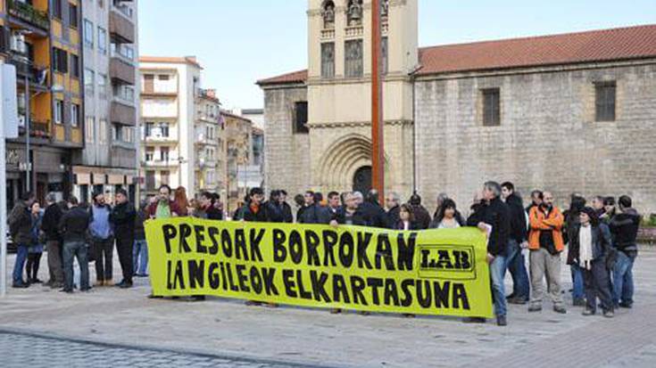 Eskualdeko 90 bat kidek kontzentrazioa egin zuten atzo Zinkoenean, euskal preso politikoen borrokaldiarekin bat eginda.