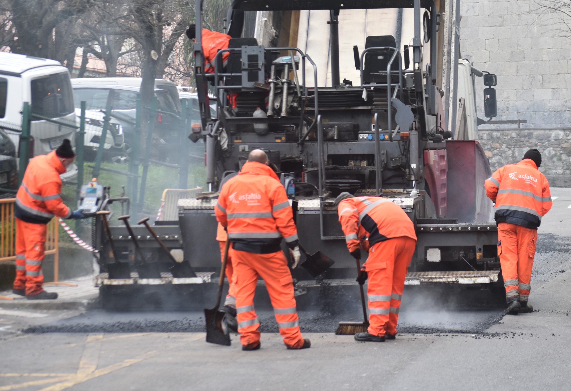 Gaurtik ostiralera bitartean, asfaltatze  lanak