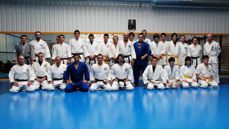 Jiu-Jitsu defentsa pertsonaleko ikastaroa izan zen larunbatean, Lorenzo Sinesio eta Julen Madina irakasleen eskutik