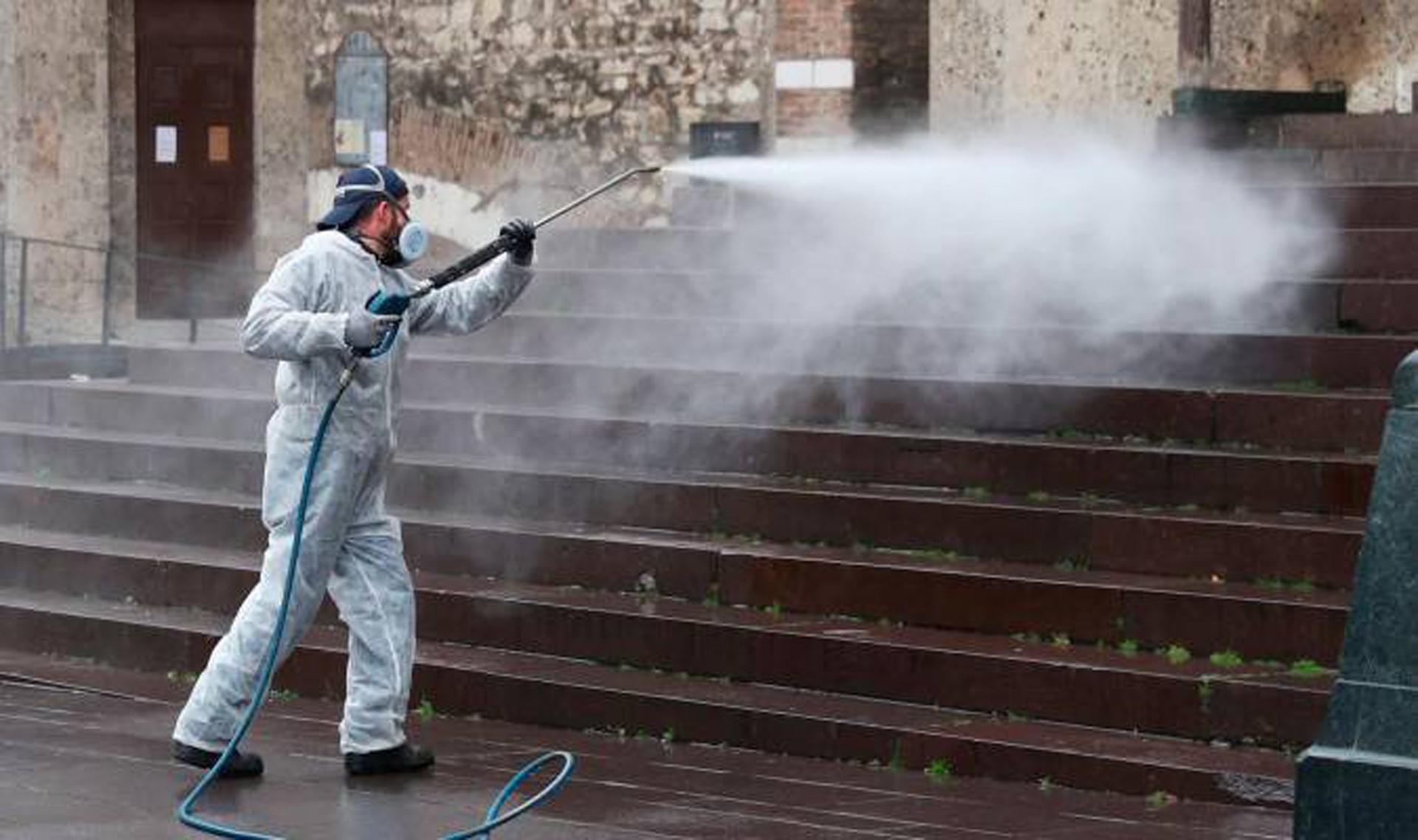 Egunero, arrisku haundieneko espazioak desinfektatzeko lanak