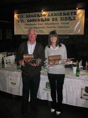 Hernaniko gazteak sagardoa nola egiten den ikasten