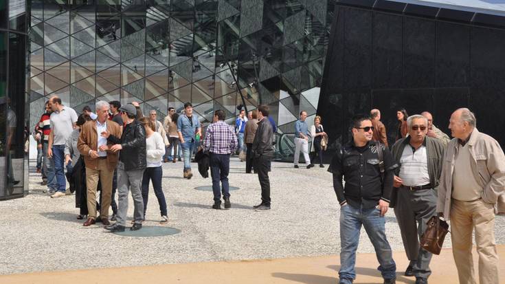 Bazkideak Orona Ideo eraikin berrian 