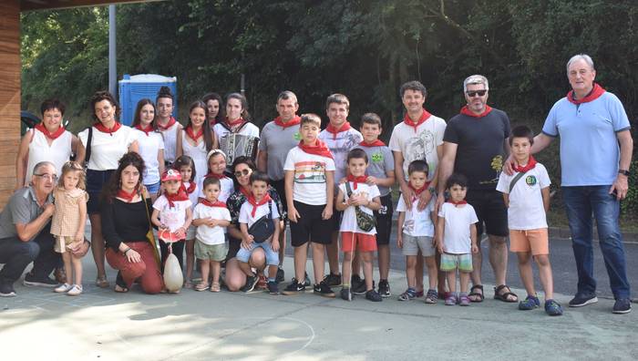 Auzotarren bazkaria, apar festa, zaldi dema, dantzaldia eta gehiago gaur, Martindegiko San Fermin jaietan