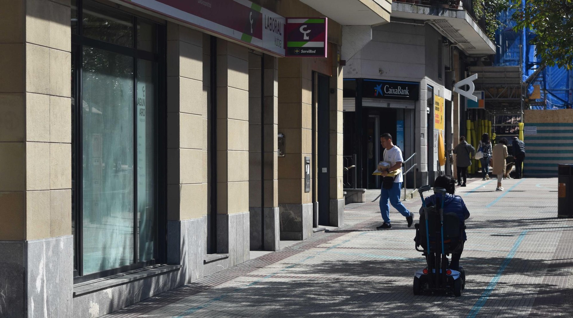 Banketxeen bulegoak heren bat gutxitu dira bailaran, eta ia erdia Hego Euskal Herrian