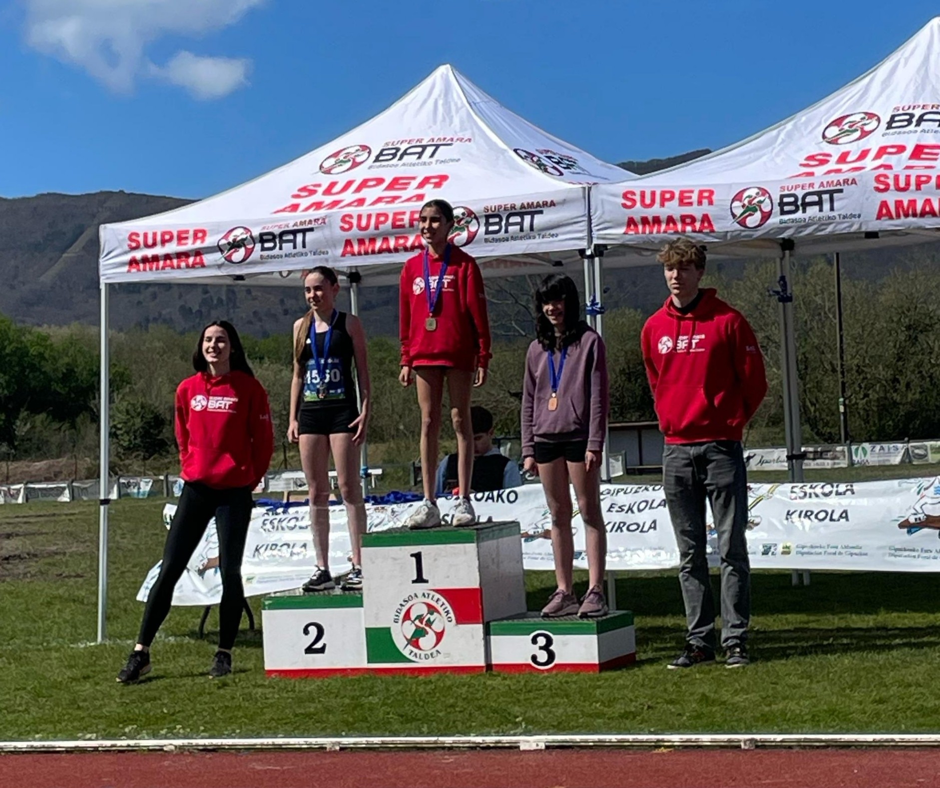 Hiru domina lortu zituzten Hernaniko atleta gazteek, Irungo Plaiaundin