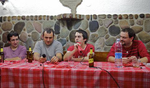 Txalo zaparradak jaso zituzten Sarriegi eta Gaztelumendik bertso afarian