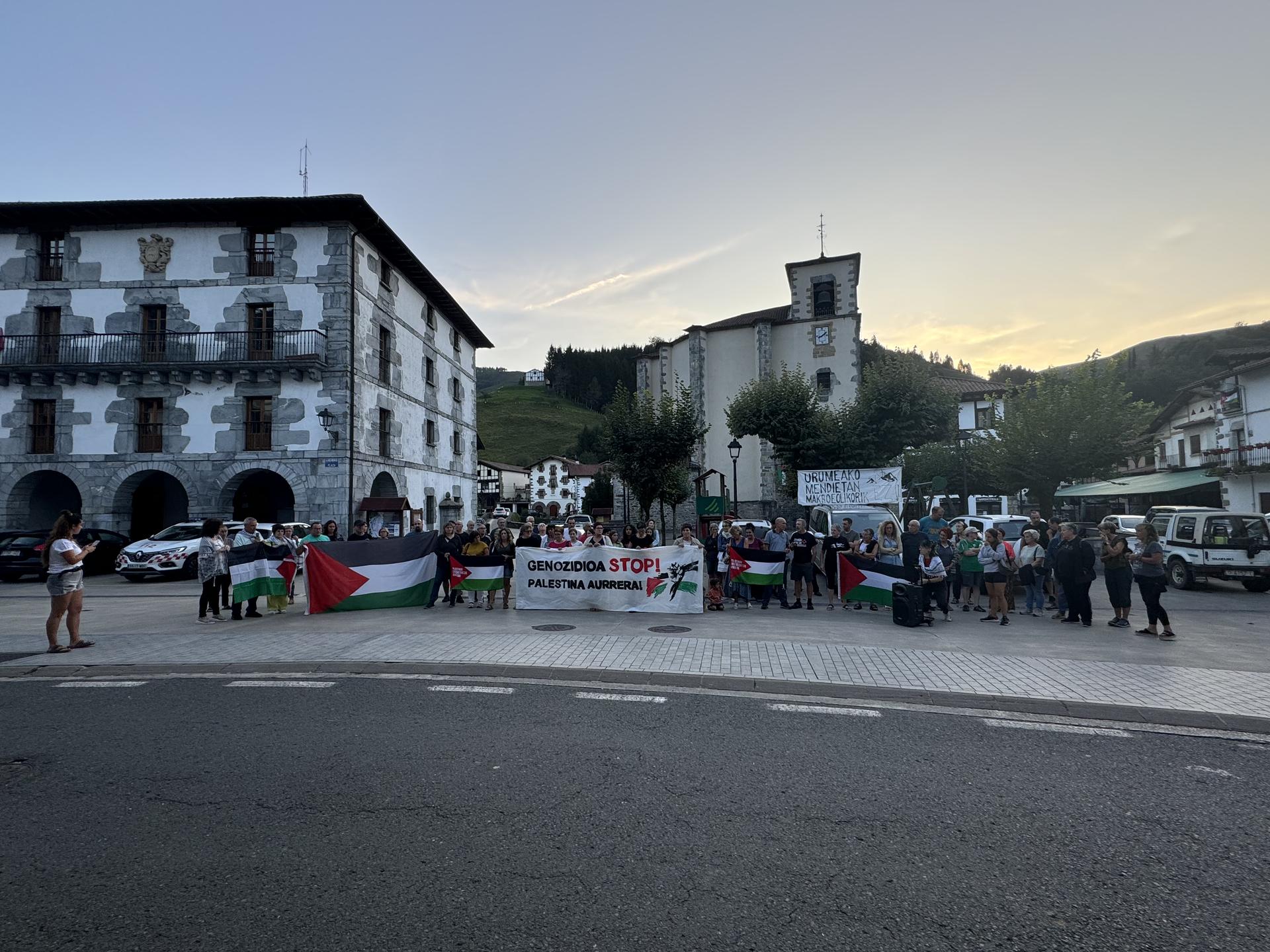 Palestinaren aldeko kontzentrazioa egin zuten Goizuetako plazan