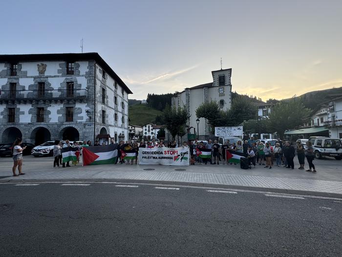 Palestinaren aldeko kontzentrazioa egin zuten Goizuetako plazan