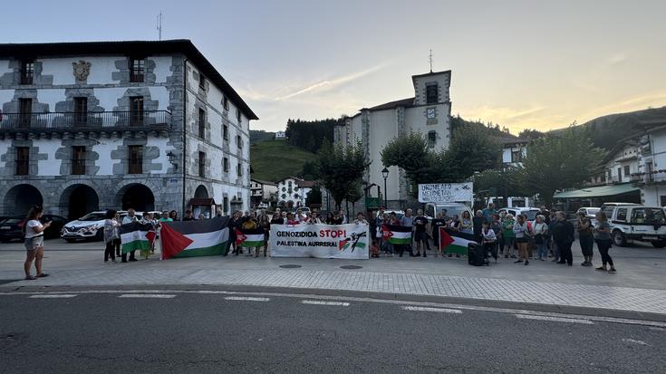 Palestinaren aldeko kontzentrazioa egin zuten Goizuetako plazan