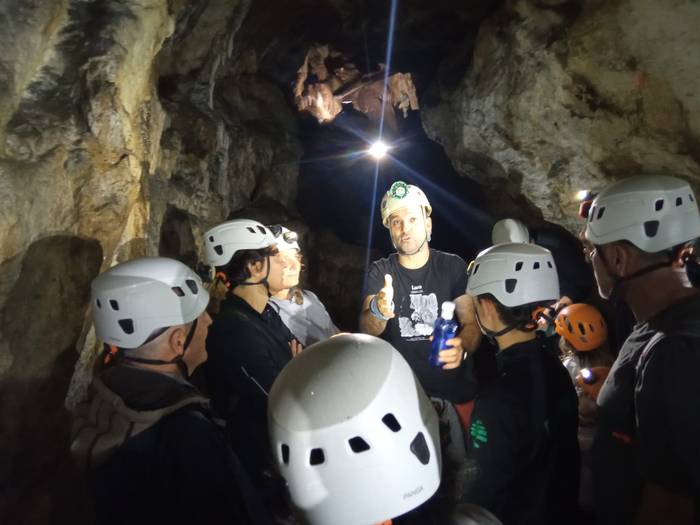 115 lagun inguru, Iturmendiko  kobazuloko bisitan