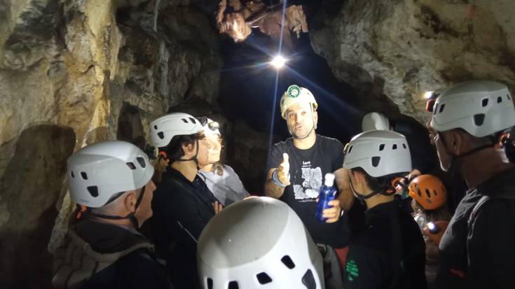 115 lagun inguru, Iturmendiko  kobazuloko bisitan