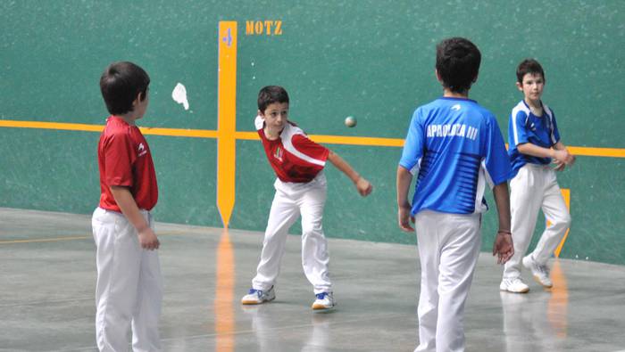 Partidu politak, txapelak eta kopak, ikusle askoren aurrean