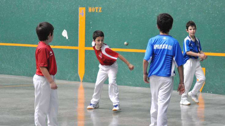Partidu politak, txapelak eta kopak, ikusle askoren aurrean