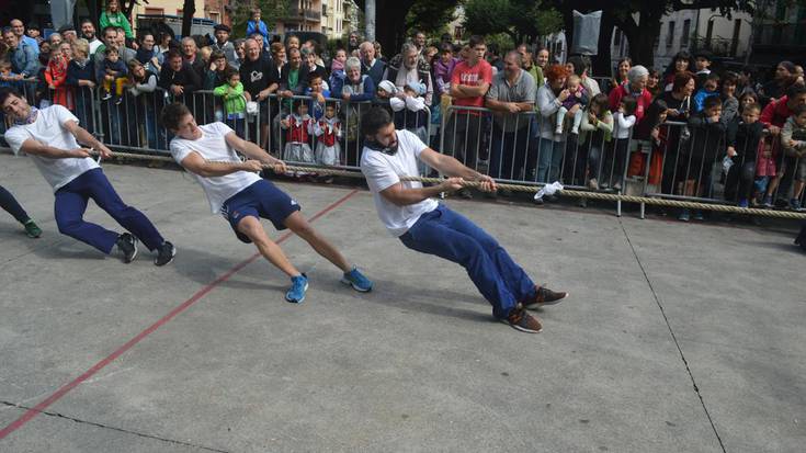 Sagarra eta sagardoa gaur protagonista trikitixa eta Sagarturen erritmora