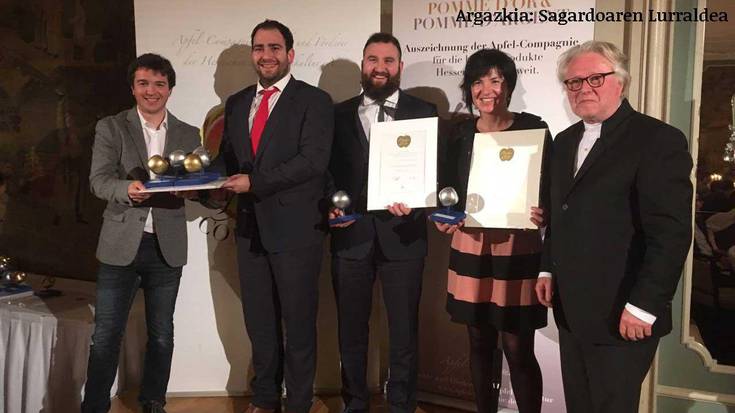 Bereziartua, Petritegi eta Zapiain sarituak, Frankfurten