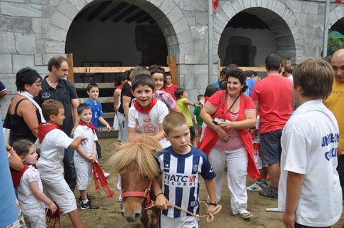 Haurrek dagoeneko girotu dute herria jaietarako