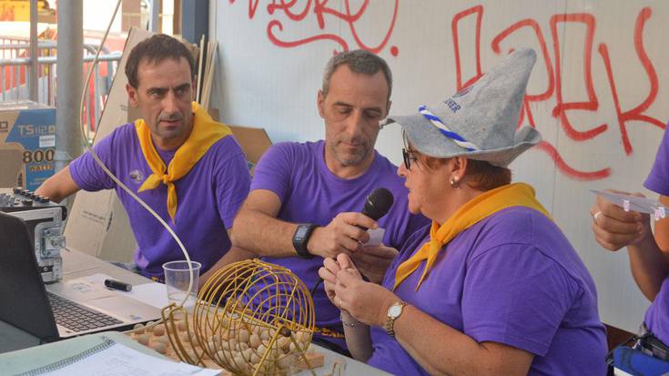 ‘Bingoa’ kantatu zuen Karabelek atzo, auzoko festan