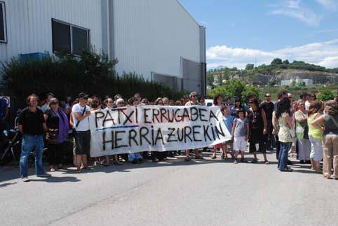 Herritar talde bat bildu zen igandean Martutenen, Patxi Bereziartuari babesa eskaintzeko 
eta haren errugabetasuna aldarrikatzeko
