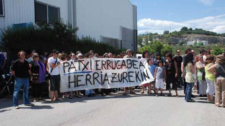 Herritar talde bat bildu zen igandean Martutenen, Patxi Bereziartuari babesa eskaintzeko 
eta haren errugabetasuna aldarrikatzeko
