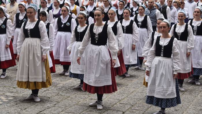 Euskal Herriko ehunka dantzarik koloreztatu zituzten Hernaniko kaleak
