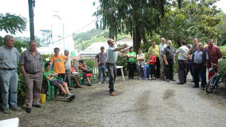 Goizean sagardo probaketa eta  arratsaldean 
bertso saioa
