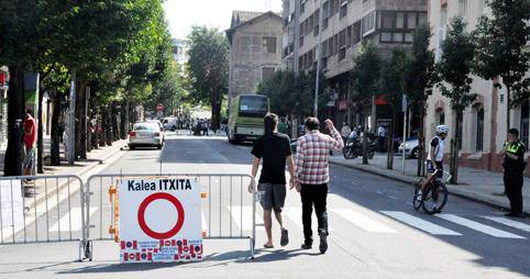 Oinez, patinetan eta bizikletan dabiltza herritarrak Urbieta kalean barrena
