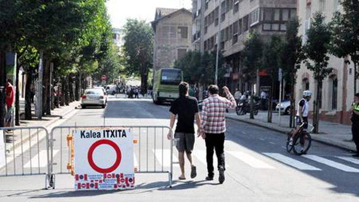Oinez, patinetan eta bizikletan dabiltza herritarrak Urbieta kalean barrena