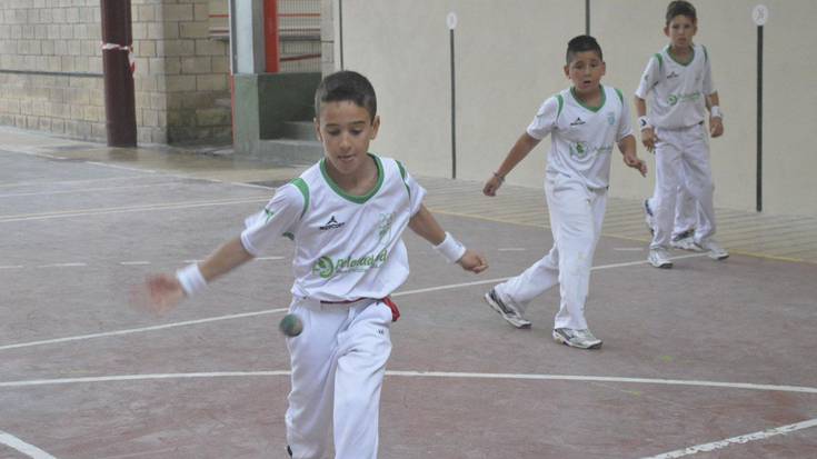Ikasturte berrian pelota eskolan aritu nahi duzu?