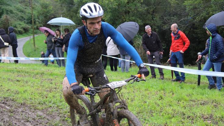 Mattin Sanzberro eta Mikel Artola, lokatz artean Aiako Mendi Duatloian