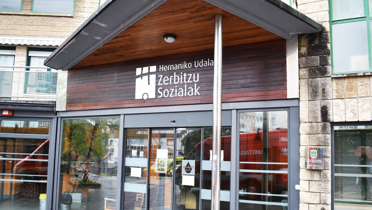 «Egoera berrira egokitu eta neurri zorrotzak hartu ditugu, egoiliarren ongizateari begira»