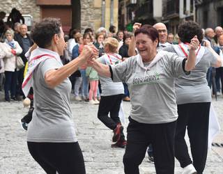 Urriaren 7an jarriko dira martxan, San Joan Konpartsako euskal-dantzariak