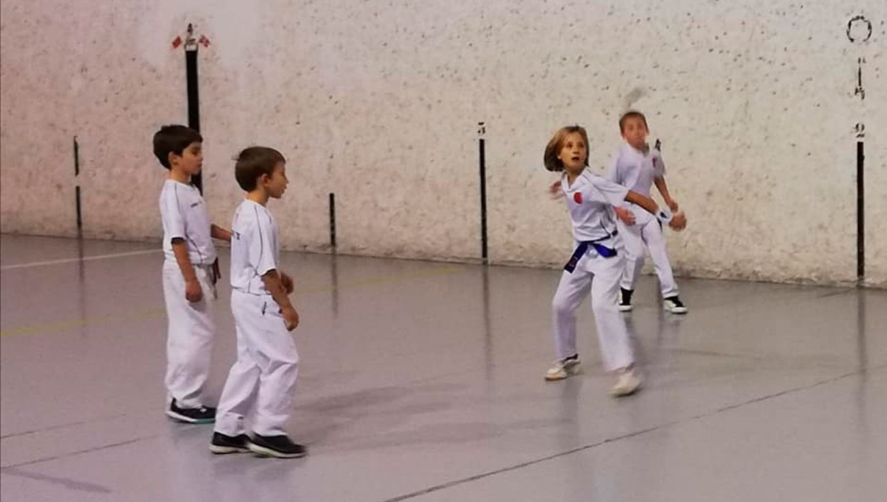 Pilota eskolan, izenematea zabalik