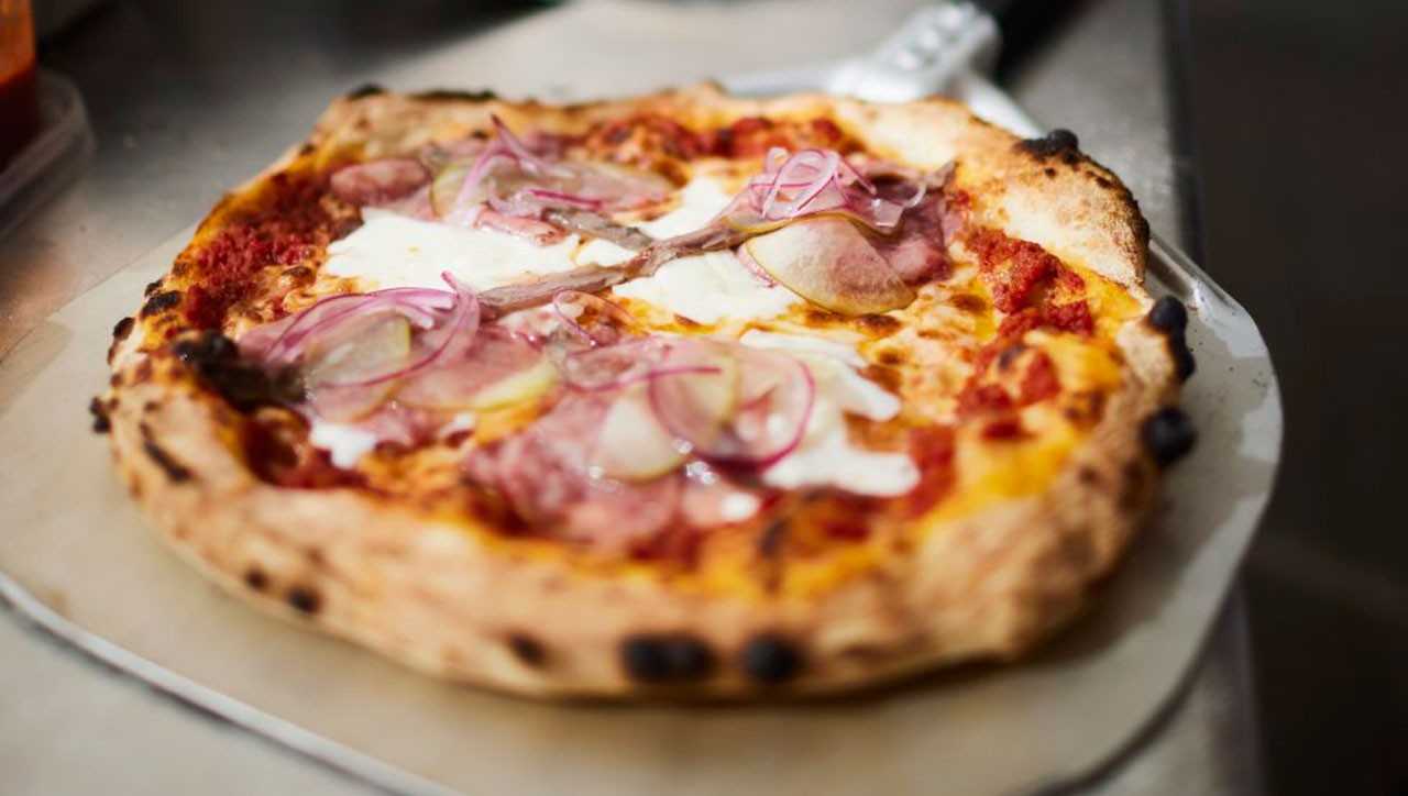 Sagarrezko ore amaz egindako  pizzak Astigarragan, eta etxean
