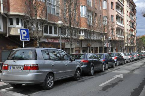 Izpizua kalean ordubeteko aparkalekuak eta Nafar eta Biteri kaleetan, bertakoentzat