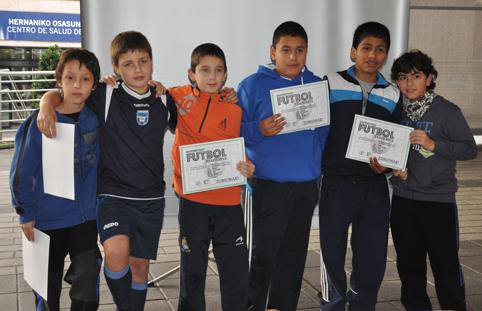 Futbol txapelketa eta merendola, urteari agur esateko. Urtea agurtzeko